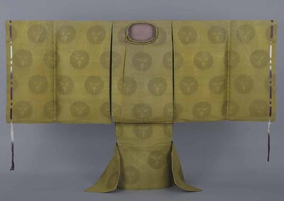 Ko-noshi (Informal Court Robe) of Prince Taruhito with Three-Chrysanthemum Medallions on Buff Sha (Gauze) Image