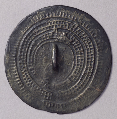 Mirror with Concentric Circles and Comb-tooth Pattern Image