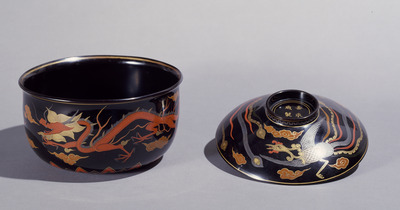 Jikiro Food Container with Phoenixes and Dragons in Lacquer Paint and Makie Image