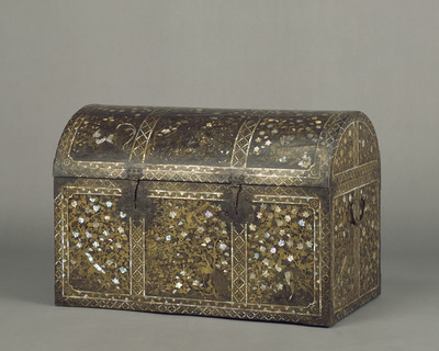 European-style Chest with Flowers and Birds in Makie and Mother-of-Pearl Inlay Image