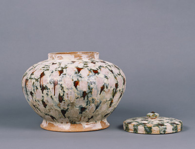 Lidded Jar with Three-color Glaze (Cinerary Urn) Image