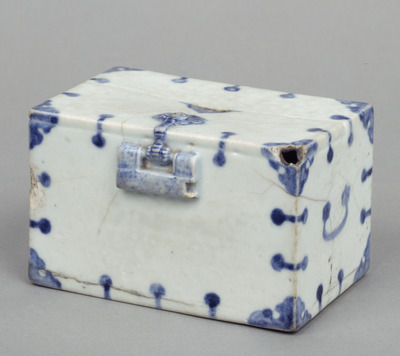 Water Dropper in the Shape of Money Box in Underglaze Blue Image