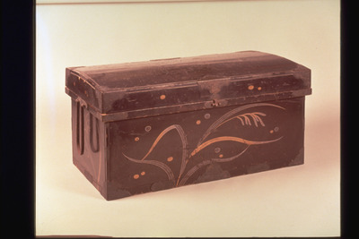 Chest with Pampas Grass in Makie Image