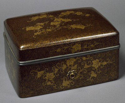 Toiletry Case with Flowers and Arabesque in Makie Image