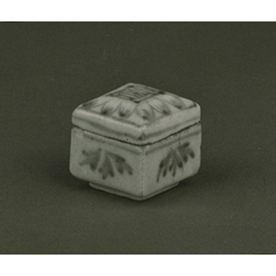 Small Lidded Box with Flowers and Leaves in Underglaze Blue Image