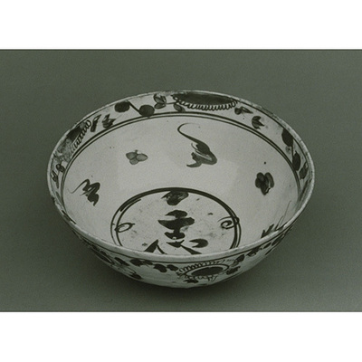 Bowl with the Character Zhi ("Determination") in Gosu Aka-e (Underglaze Blue and Polychrome Overglaze Enamels) Style Image