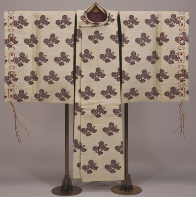 Hanjiri (Jacket) with Chrysanthemums on White Linked Tortoiseshell Ground and Clothing Box with Cranes, Turtles, and Young Pines Painted on Tortoiseshell Ground in White Floating Pattern Weave Image