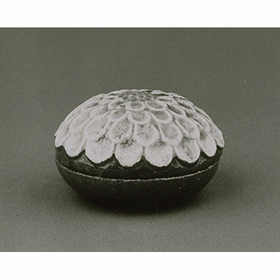 Incense Container with Chrysanthemum (Ohi Ware) Image