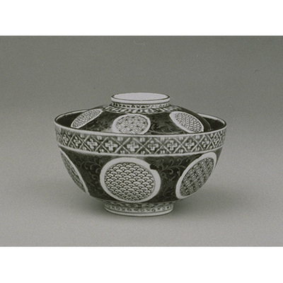 Lidded Bowl with Roundels in Overglaze Enamels and Underglaze Blue (Imari Ware) Image