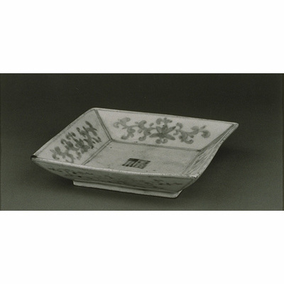 Square Dish with the Character "Fuku" (Fortune) and Arabesques in Blue and White Image