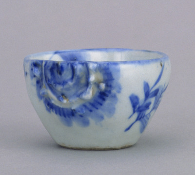 Wreath Shell-shaped Sake Cup in Underglaze Blue (Eiraku Zengoro Ceramic Ware from the Konoike Family) Image