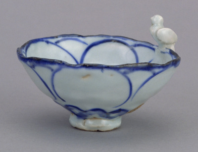 Flower-shaped Sake Cup with Bird in Underglaze Blue (Eiraku Zengoro Ceramic Ware from the Konoike Family) Image