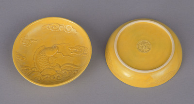 Small Yellow Dishes with Windswept Shore in Cochin-China Glaze (Eiraku Zengoro Ceramic Ware from the Konoike Family) Image