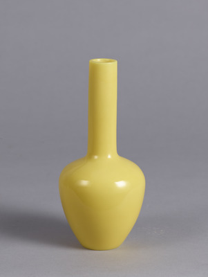 Ovoid Bottle with Long Slender Neck; Qianlong Reign Mark Image