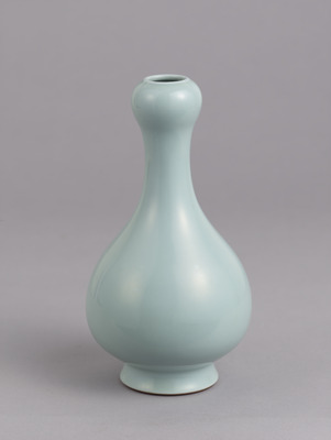 Pear-Shaped Bottle with Garlic Head Mouth; Qianlong Reign Mark Jingdezhen ware Image