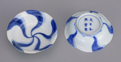 Dishes with Twirling Flower Design in Underglaze Blue (Eiraku Zengoro Ceramic Ware from the Konoike Family) Image