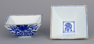 Square Mukozuke Dishes with the Character "Kotobuki" (Happiness) and Arabesques in Underglaze Blue (Eiraku Zengoro Ceramic Ware from the Konoike Family) Image