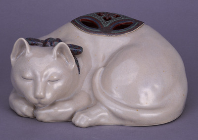 Cat-shaped Hand Warmer in White Cochin-China Glaze (Eiraku Zengoro Ceramic Ware from the Konoike Family) Image