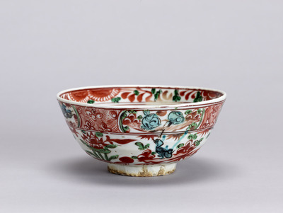 Round Dish with Birds and Flowers, and the Character for “Pioneer” Zhangzhou ware Image