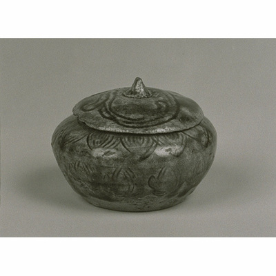 Seto Container with Arabesque-decorated Lid and Stamped Lotus Petals in Ash Glaze Image