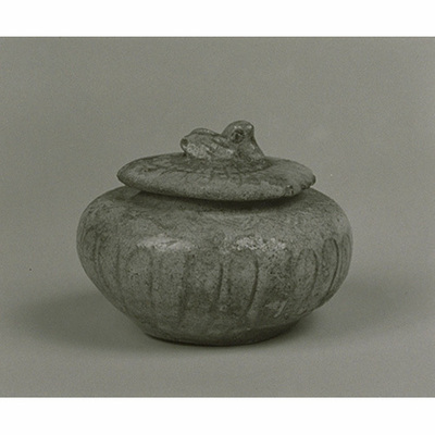 Seto Container with Chrysanthemum Design in Ash Glaze (Lid with Waterfowl-shaped Knob) Image