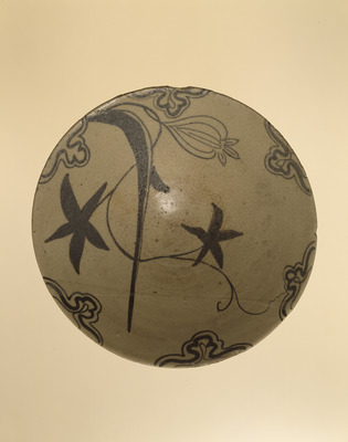 Mino Oribe Footed Bowl with Vines in Underglaze Iron Image