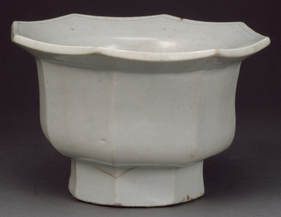 Porcelain Octagonal Bowl with Foot Image