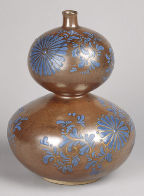 Gourd-shaped Ko-Kiyomizu Sake Bottle with Chrysanthemums and Arabesque in Overglaze Enamels and Iron Image