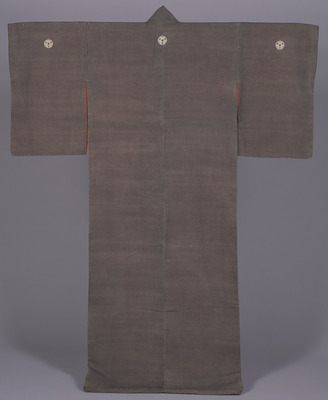 Nagagi (Long Kimono) with Diagonal Lattice Pattern on Grey Crepe (Chirimen) Ground; Includes Undergarment Image