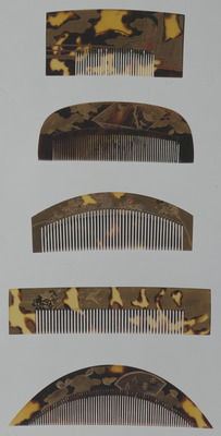 Comb with a Court Woman Peering from behind a Bamboo Screen in Makie on Tortoise Shell Image