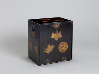 Portable Chest with Pawlownia, Crossed Hawk Feathers, and Swallowtail Butterfly Crests in Makie Image