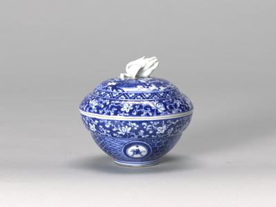 Lidded Container with Busshu (the Buddha's Hand) Fruit Knob in Xiangrui (Shonzui) Style (Kaseyama Ware) Image