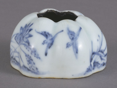 Melon-shaped Brush Washing Receptacle with Flowers and Birds in Underglaze Blue Image