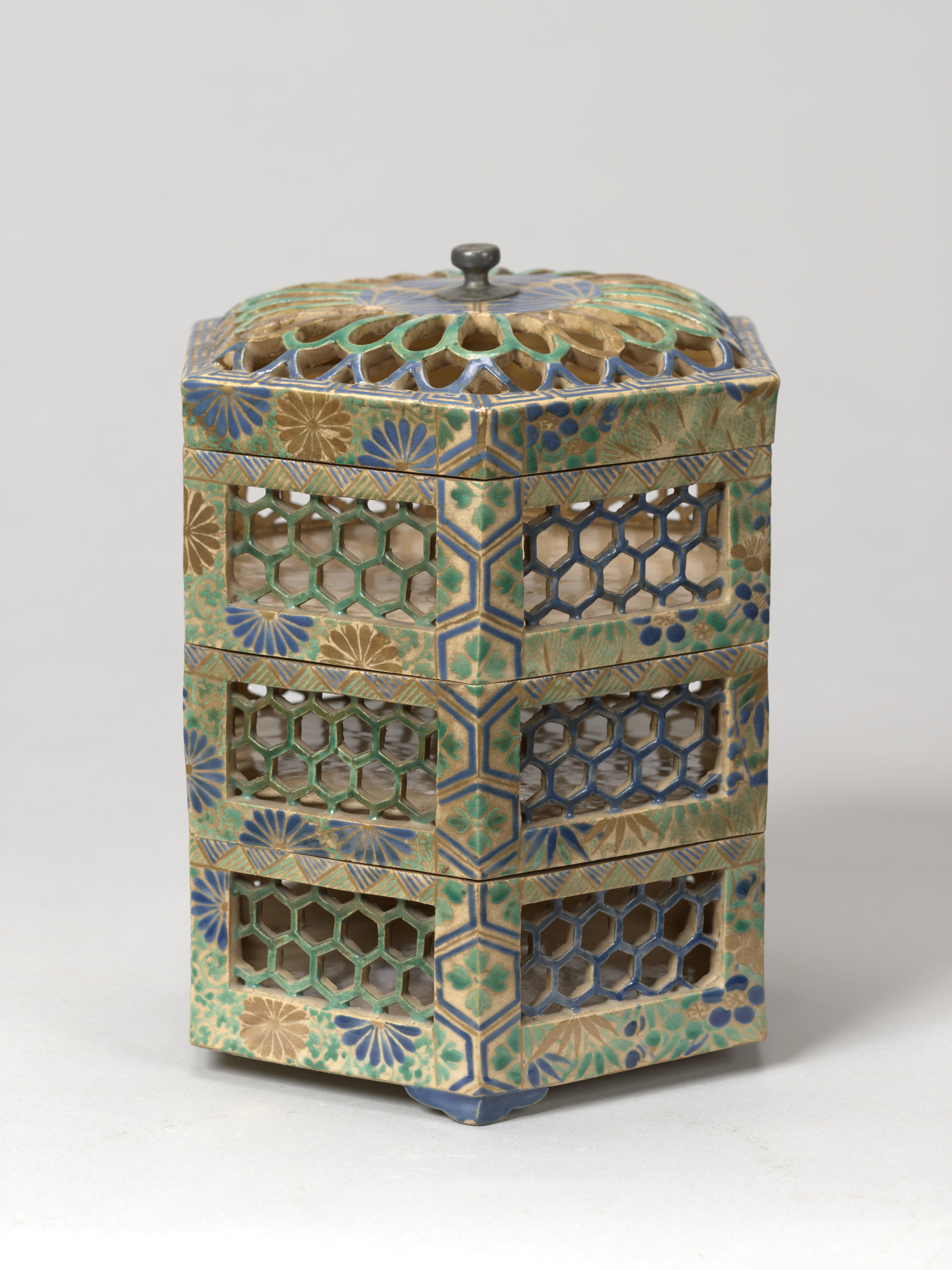 色絵金彩菊文虫籠形三段重 画像