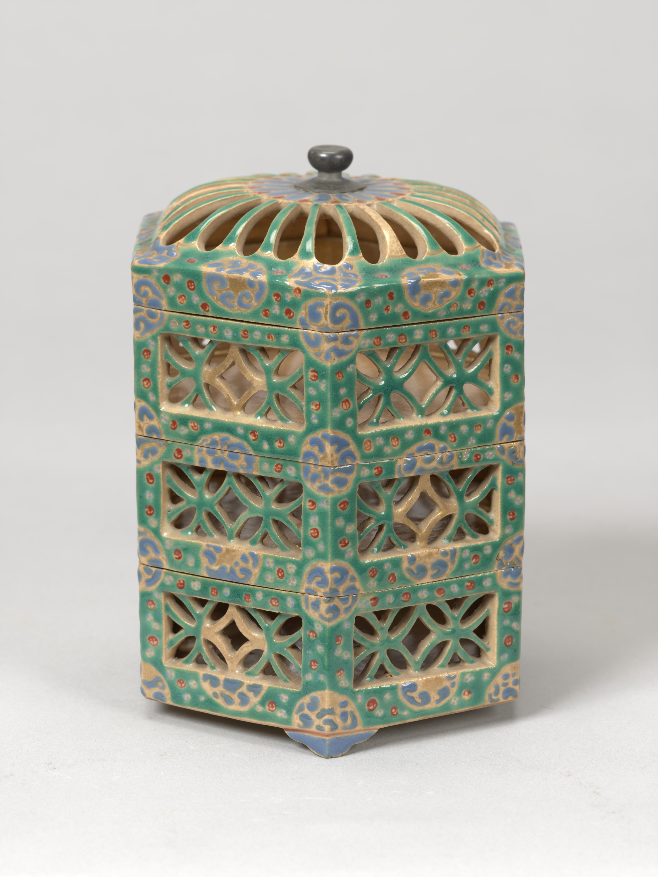 色絵金彩菊丸文虫籠形三段重 画像