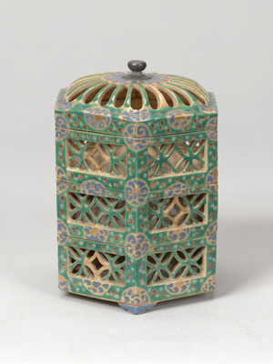 色絵金彩菊丸文虫籠形三段重 画像