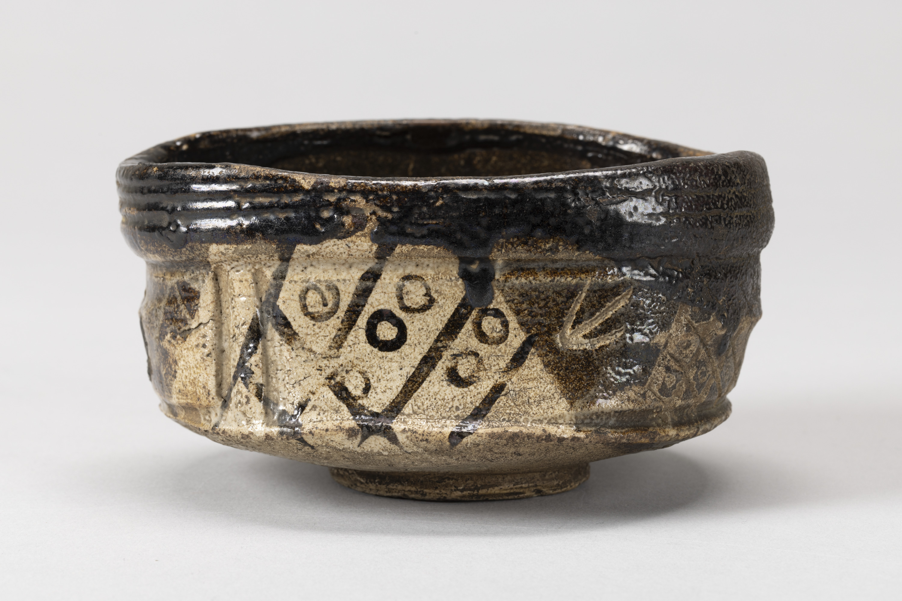 黒織部茶碗 画像