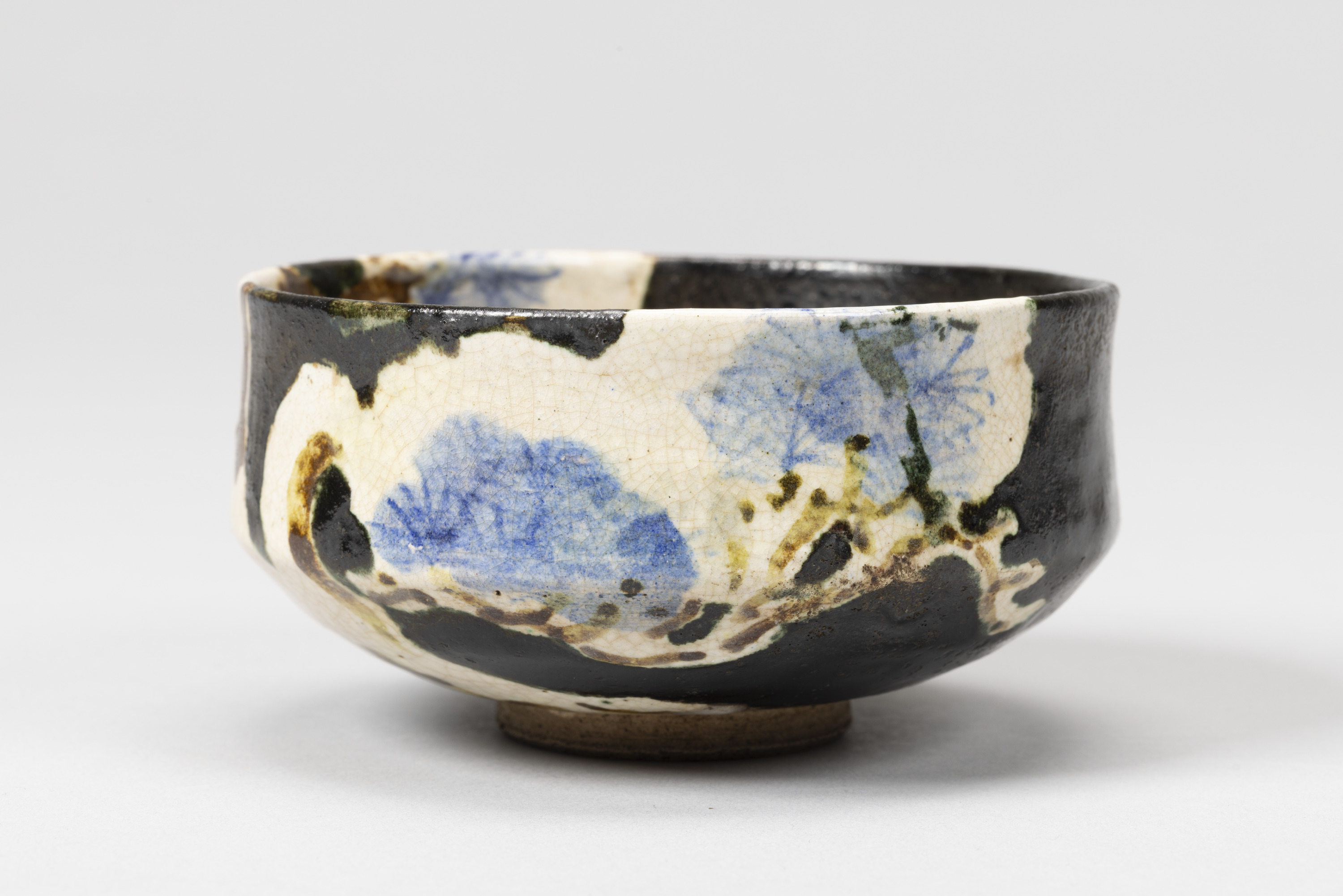 銹絵染付雪松文茶碗 画像