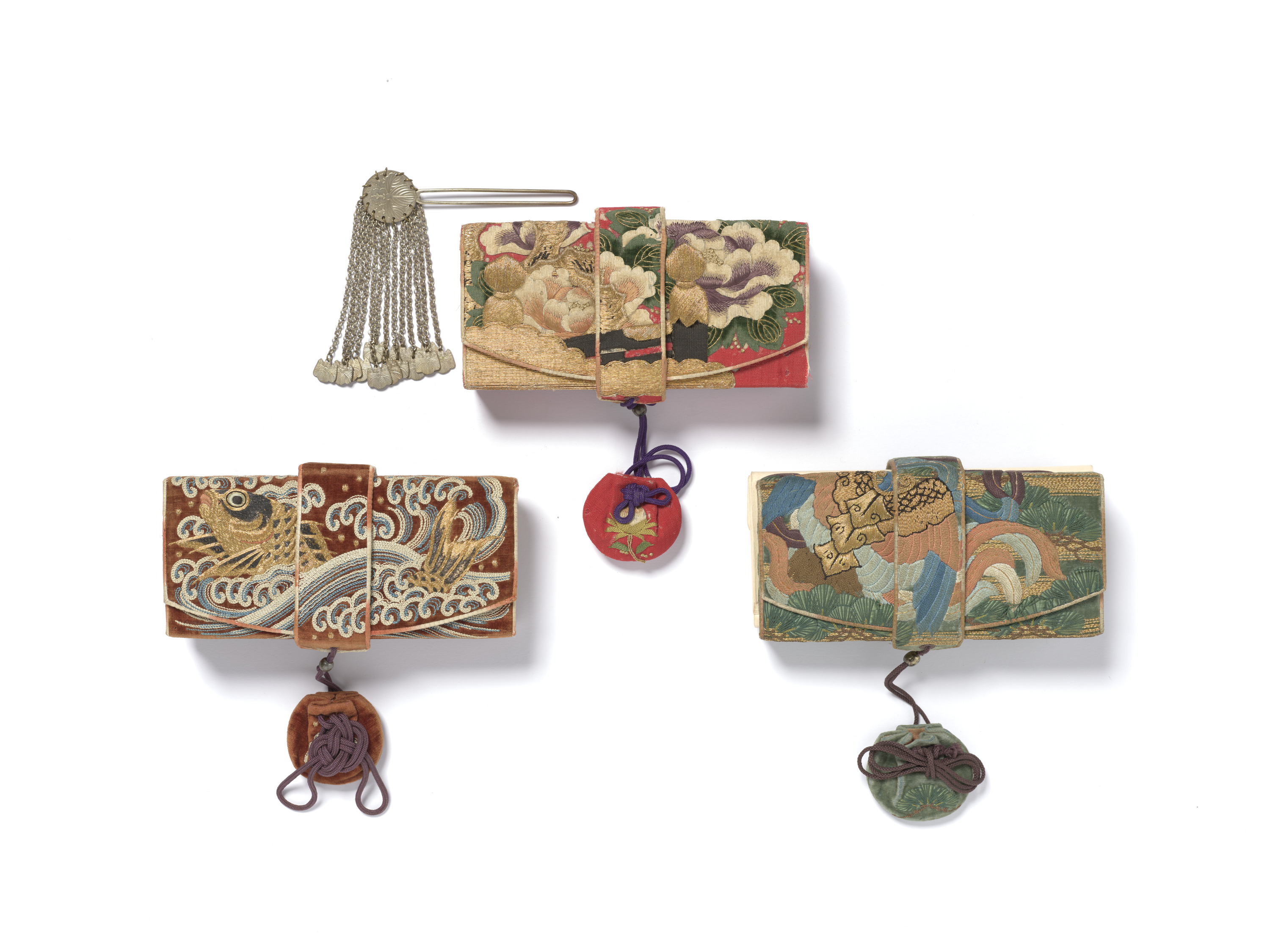 紅呉呂地牡丹文様繍箱迫（銀垂飾つき） - 京都国立博物館 館蔵品