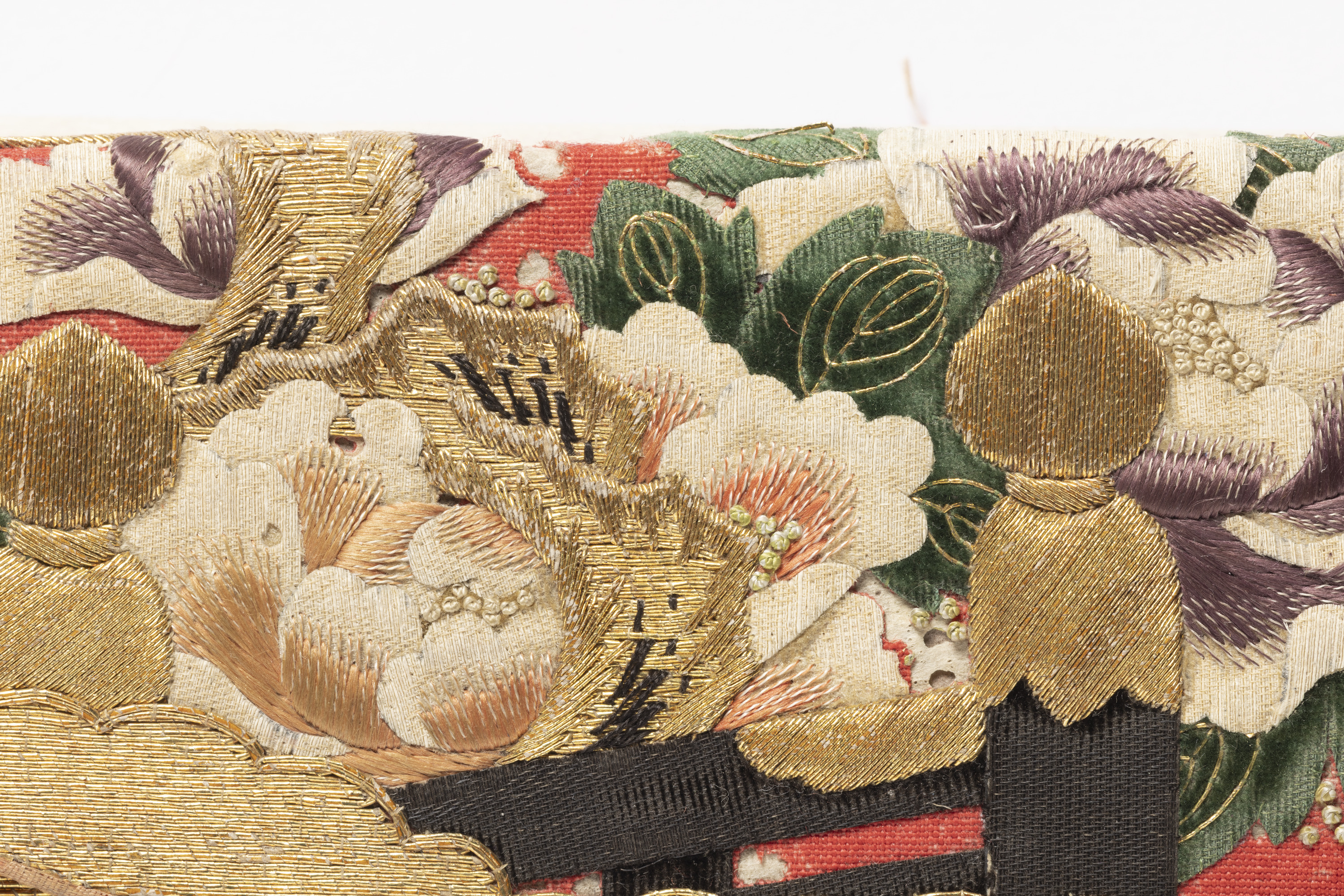 紅呉呂地牡丹文様繍箱迫（銀垂飾つき） - 京都国立博物館 館蔵品