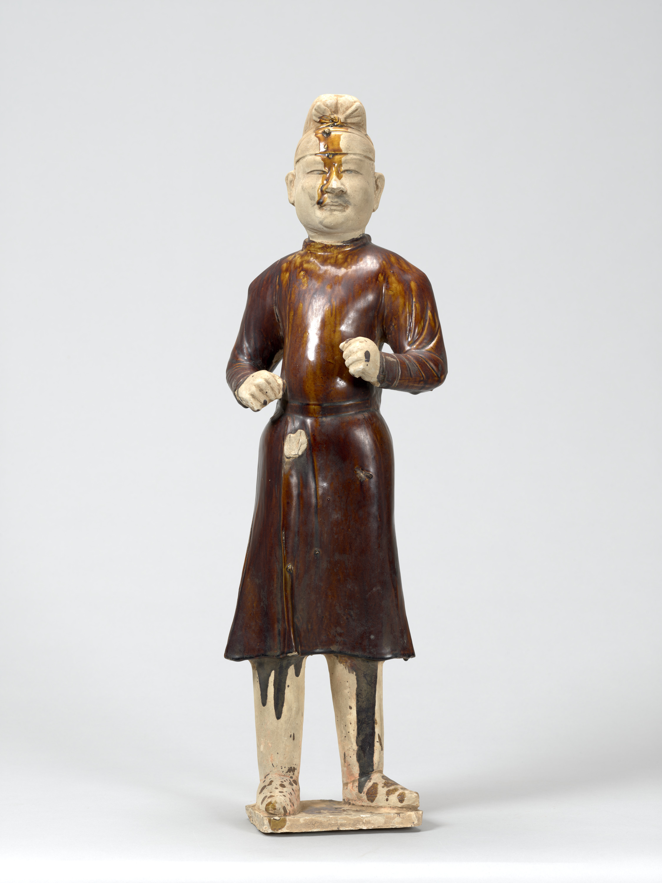 褐釉男子立俑 画像