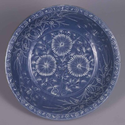 Large Dish with Flowers and Tendrils Zhangzhou ware Image