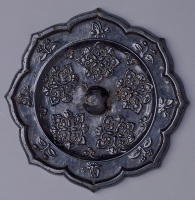 Eight-cusped Mirror with Hosoge Flowers Image