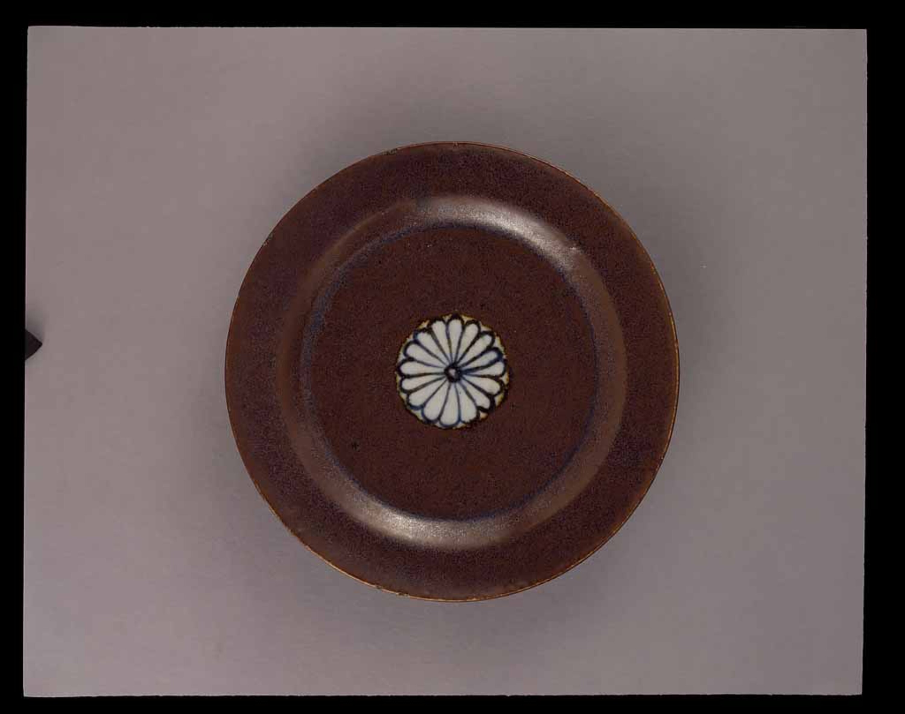 初期伊万里鉄砂地染付菊花文皿 稗古場窯 Image